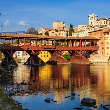 Ponte Vecchio, Elegante Appartamento A Due Passi Dal Centro Bassano del Grappa Exterior photo